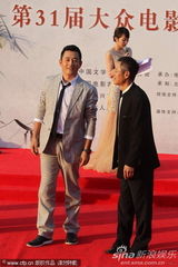 组图：王志飞等《雨中的树》剧组成员亮相百花红毯