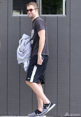 组图：罗伯特-帕丁森出街身形清瘦 气色变好