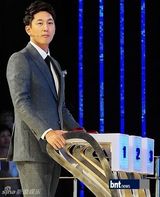 组图：韩团U-KISS等出演《以一敌百》比拼智力