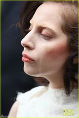 组图：Gaga泪痕妆真空凸点疑胸部下垂