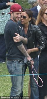 组图：小贝参加运动会当全能奶爸 辣妹秀长腿