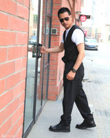 组图：何晟铭街拍连身裤搭T恤