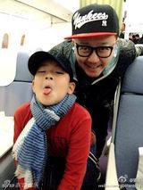 组图：郭涛与儿子表情神同步 翻白眼喜感十足