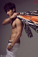 组图：刘洲成化身魅力型男 半裸拍宣传照