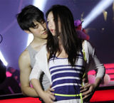 组图：柳岩与泰版《浪漫满屋》Mike贴身热舞