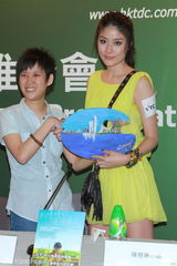 组图：陈慧琳为患病粉丝新书助阵 动情处抱头痛哭