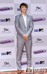 组图：SJ3D新片首映式 众成员正装出席宣传