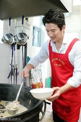 组图：韩星郑俊镐出席福利院分享活动献爱心