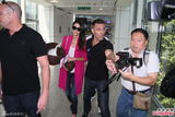 组图：全智贤抵港态度友善 零粉丝接机保镖护驾