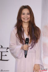 组图：周蕙粉裙亮相气质优雅 现场洒泪否认整形