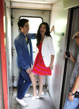 组图：《周先生》杀青 房祖名牵手朱珠玩私奔