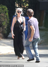 组图：安妮-海瑟薇深V长裙前胸大开 准备万圣节