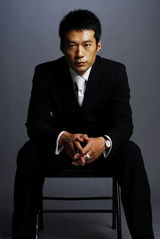 组图：演员谭凯最新写真曝光 彰显成熟男人魅力