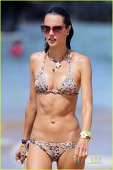 组图：名模安布罗休夏威夷度假 比基尼秀曼妙身材