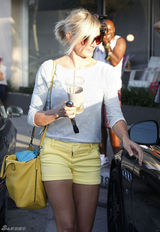 组图：卡麦隆-迪亚兹灰色条纹上衣搭黄色短裤