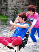 高清图：BOBO组合发布写真 阳光笑容尽显健康清新