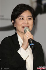 组图：林青霞返台风韵迷人 看曾经接吻镜头大笑