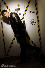 组图：冯铭潮“空少”制服写真 型男造型魅力四射