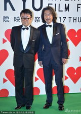 组图：东京电影节开幕群星亮相 小怪兽闹绿毯