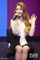 组图：歌手IU透视装宣传新专辑告别甜美展性感