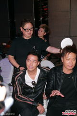 组图：古惑仔将登红馆开唱 陈小春感慨落泪