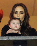 组图：伊娃与贝嫂看球赛 抱小七不撒手母爱泛滥