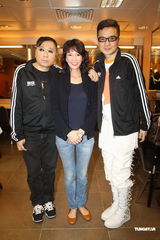 组图：达明一派开唱容祖儿献吻 有意内地巡回演出