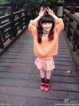 组图：童年小龙女演员超萌生活照 可爱似洋娃娃