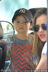 组图：米兰达深V抱子出街 小帅哥戴棒球帽萌翻