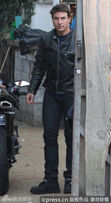 组图：阿汤哥与神秘女友补庆生日暧昧拥吻