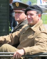 组图：《古迹卫士》曝片场照 群星穿军装变硬汉