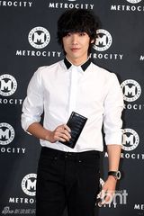 组图：任时完李准出席品牌展示会黑白装拼帅