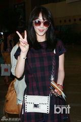 组图：KARA素颜现身机场墨镜遮面为新曲飞日本