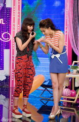 组图：周知录制《美丽俏佳人》 曝沙滩保养秘笈