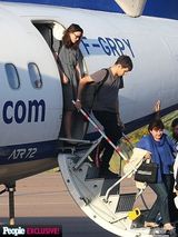 凯拉-奈特莉与老公度蜜月 痴缠紧贴当众热吻