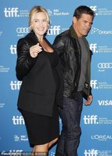 组图：温斯莱特《劳工节》首映被乔什亲吻脸颊