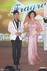 组图：刘心悠出席香水奥斯卡粉裙典雅