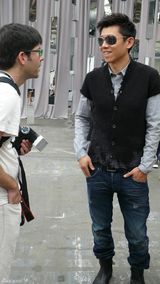 组图：夏雨戴墨镜潮爆纽约时装周 帅气自信