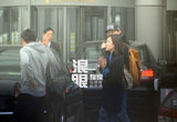 组图：霍尊录制完节目回京 与女助理直奔酒店