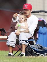 组图：贝克汉姆携女儿哈波现绿茵场 父女亲昵齐卖萌