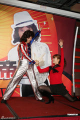 组图：“舞棍阿伯”叶复台出专辑 父女齐上台跳恰恰