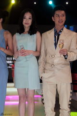 组图：冯绍峰倪妮亮相时装秀 两人有望档合作新片