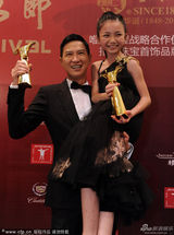 组图：奖项得主后台亮相 张家辉亲吻奖杯