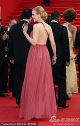 组图：妮可戛纳走秀风情露背 真空激凸艳光四射