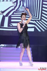 组图：李玟飞机头摇滚装扮献唱避谈身价