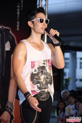 组图：吴建豪帅气亮相大秀舞技 墨镜遮面心情好