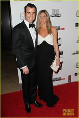 组图：安妮斯顿与未婚夫亮相电影奖典礼 情侣礼服秀恩爱