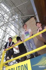 组图：黄贯中街头激情开唱 代24味成员否认斗殴