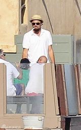 组图：莱昂纳多家中办派对 与友人共度阳光周末