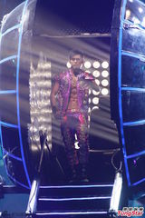 组图：周杰伦开个唱大秀人鱼线 张智霖同台助阵